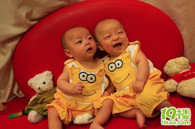 5个月的双胞胎宝宝照片同时招募娃娃亲.欢迎美