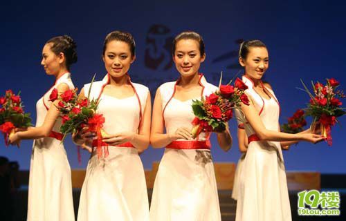 奥运会颁奖礼仪服中国元素大放异彩(组图)-咖啡