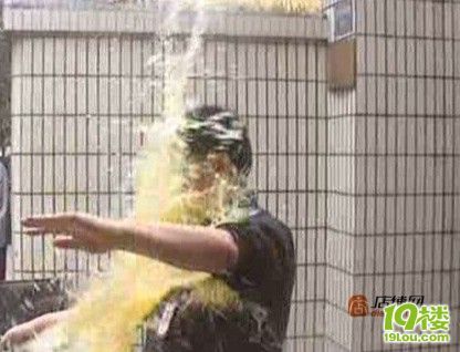 成都暴力女尿泼城管