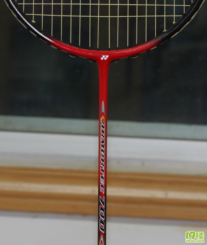 换羽毛球拍--yonex at 700