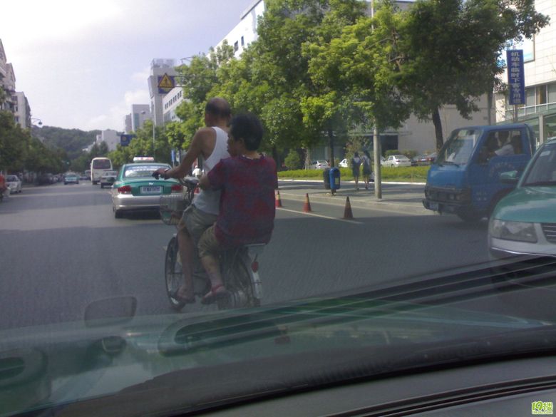 老头老太抱抱乱穿马路-口水乐园-杭州19楼