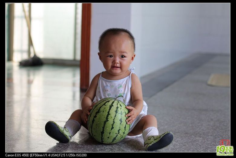 我用西瓜做篮球,看看不会走路的我是怎么玩的