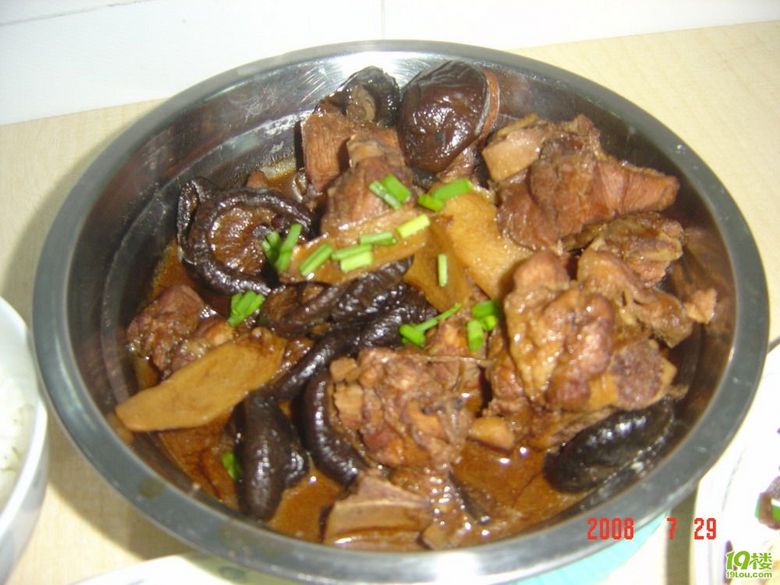  陈太 厨房-香菇烧排骨 石耳炒鸡蛋 蒜泥毛毛菜-