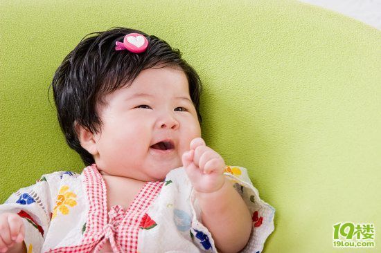 我那<em>头发又黑又多</em>的宝贝女儿,越长越漂亮可爱