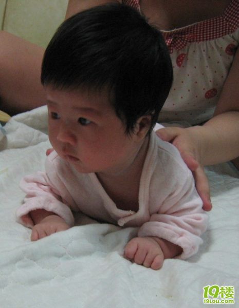 我那<em>头发又黑又多</em>的宝贝女儿,越长越漂亮可爱