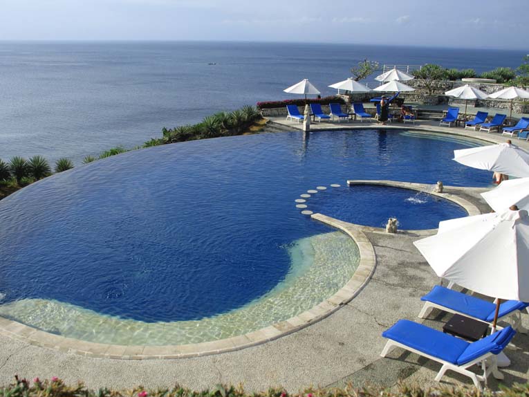 巴厘岛的无边泳池