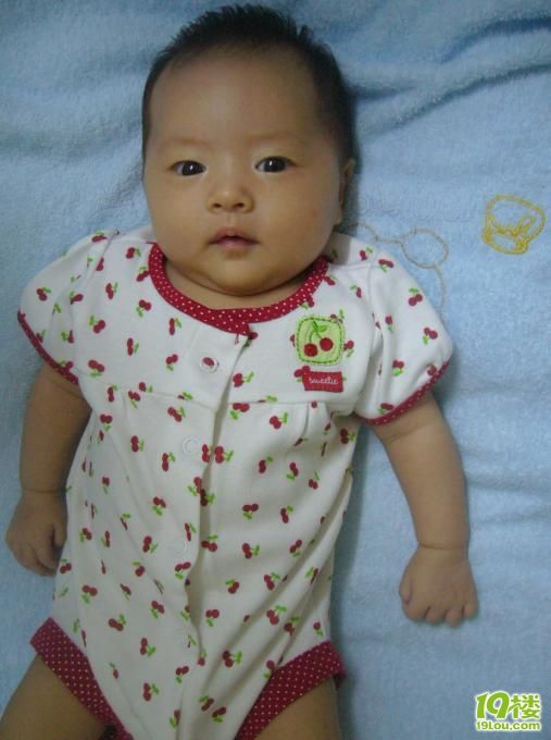 我那<em>头发又黑又多</em>的宝贝女儿,越长越漂亮可爱