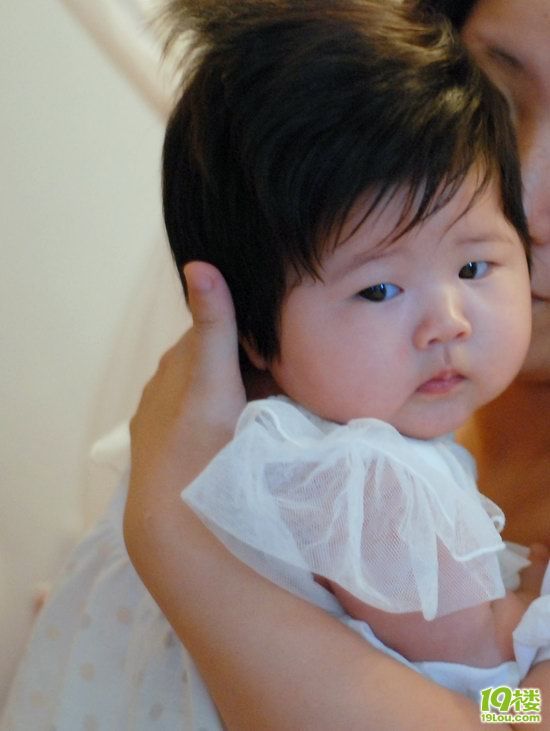 我那<em>头发又黑又多</em>的宝贝女儿,越长越漂亮可爱