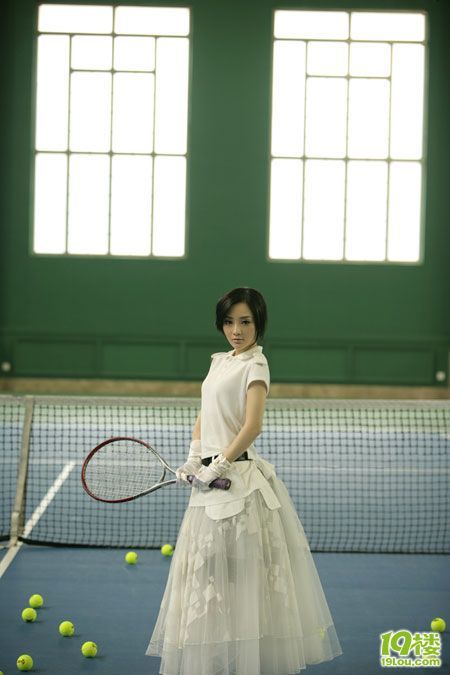 李小璐非主流运动写真 蓬蓬裙遇上网球拍-八卦