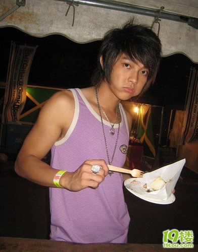 看看明天SHE和飞轮海演唱会有多少邻居去呢