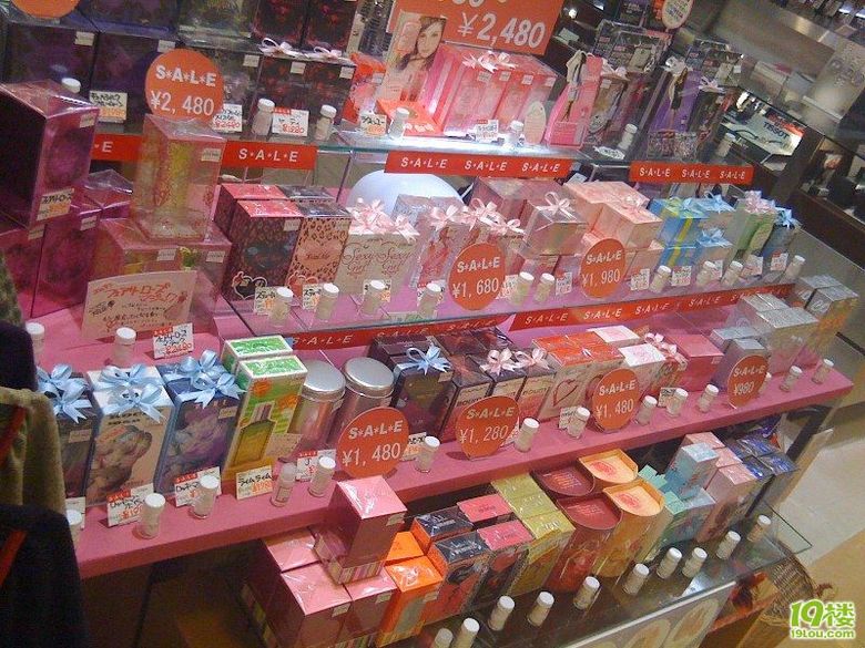 狂便宜的香水~琳琅满目的日本香水柜台-咖啡大