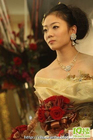 杨威黄金婚纱照_杨威杨云首次试穿黄金婚纱