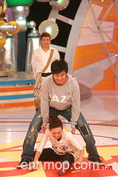 港星上节目自毁形象 钻裤裆男女同穿一条裤-八