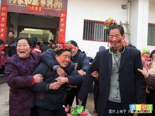 【转帖】发几张陕西农村小伙恶搞父母的结婚照