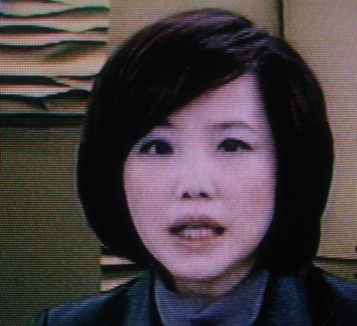 尹乃菁在海峡两岸一周点评时只画了一只 眼影