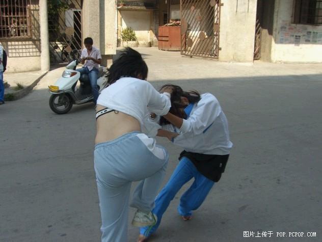 又见初中单挑~~超强女生女裙子打架现场~-情感女生不敢穿学生初中图片