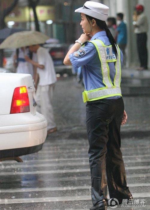 瓢泼大雨中发现的最美女协警~~ 呢呐!!被萌到了