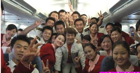 大明星和<em>空姐素颜</em>合影大曝光(组图)-八卦田-杭