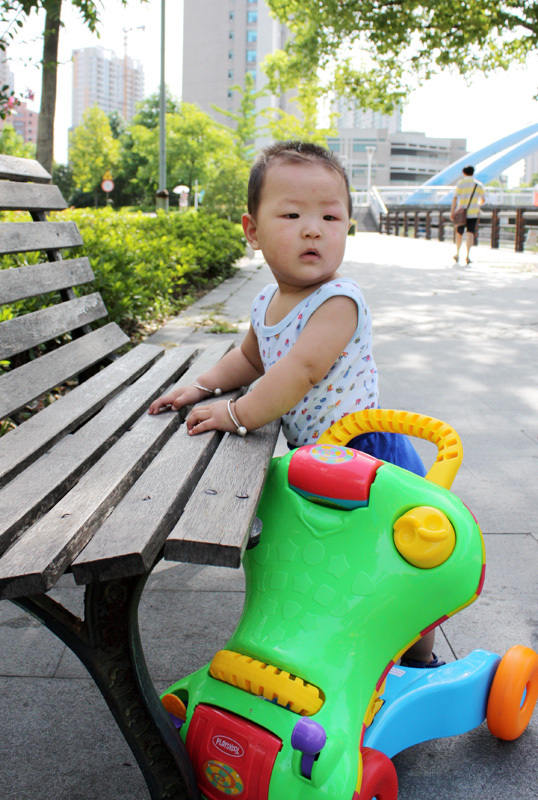 晒晒我家宝宝10个月的户外写真,自己拍的哦