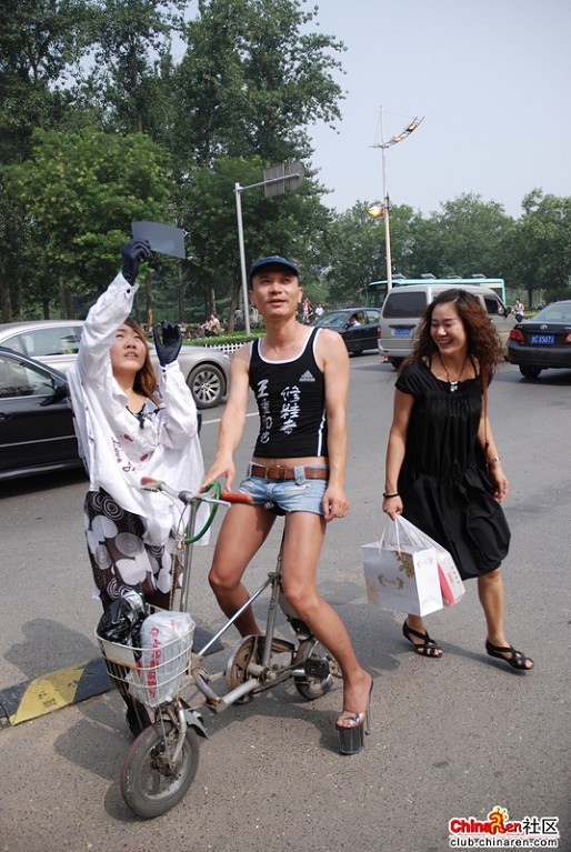 超级高跟鞋观看日全食【组图】---超级雷人!-草根消息-杭州19楼