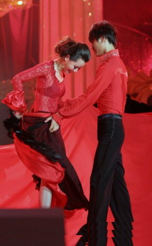 【民间记者团报道】```女星跳舞 裙子竟然被踩