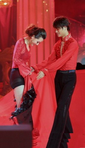 【民间记者团报道】```女星跳舞 裙子竟然被踩