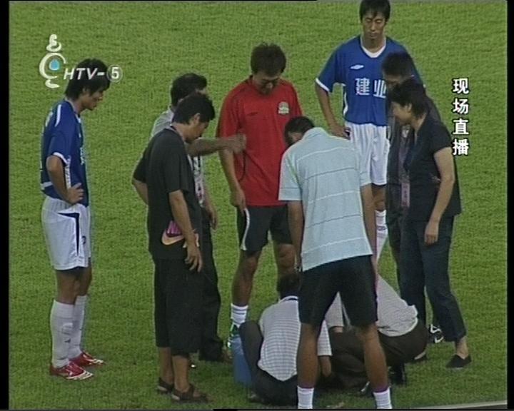 黄龙足球比赛-场地出现坑洞-工作人员忙补洞-草