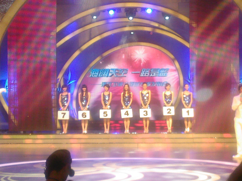 发两张下午刘德华的中国蓝台歌发布会的照片