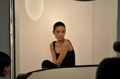 美女模特的裸妆和烟熏晚妆