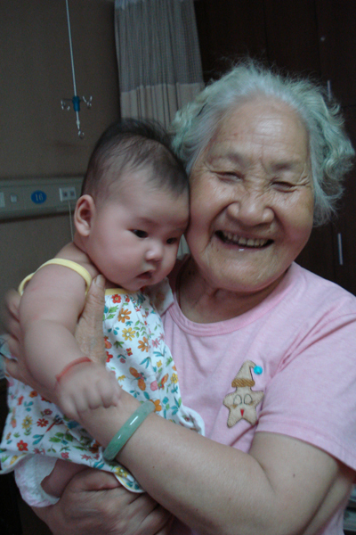 一家亲脸蛋大比拼--洢洢和太爷爷太奶奶的温馨