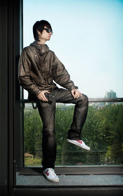 我们都太念旧 钟情于上海回力老牌子-咖啡大教