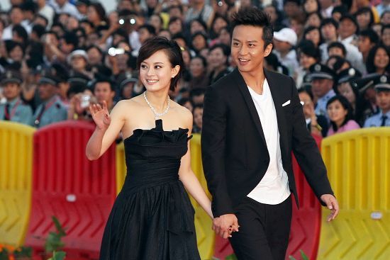 孙俪邓超牵手赴金鸡 超强人气引爆红毯最高潮