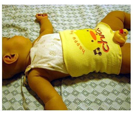 宝宝的肚子也需要穿上一件衣服袄!-孩爸孩妈聊