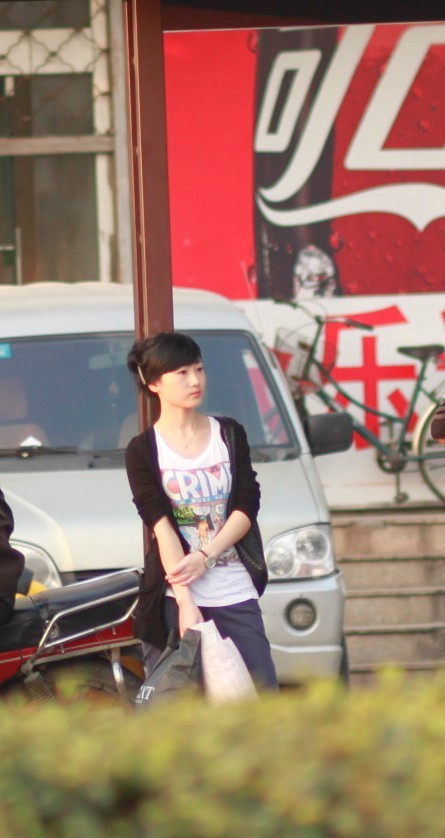 周日傍晚在文一西路绿城站台门口的公交车学校照美女自拍颜素图片