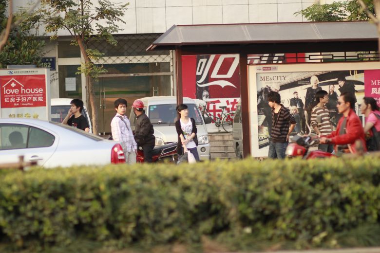 周日傍晚在文一西路绿城学校门口的公交车站台游戏美女半裸图片