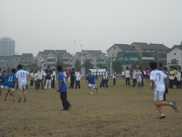 【校园广播】高二年级宏志杯足球联赛开赛了