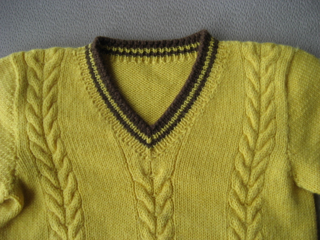 闲置的手工编织儿童毛衣