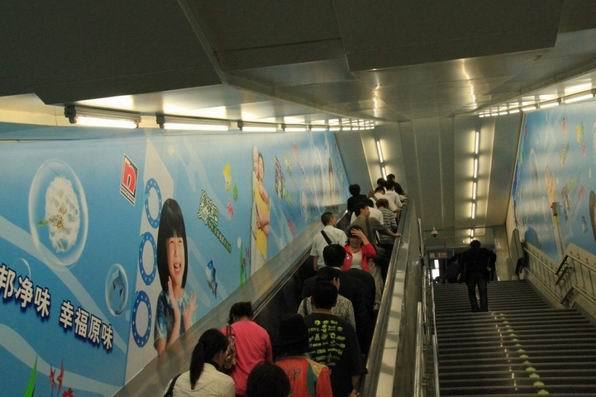 地铁族看北京地铁广告变化~切合实际的广告才