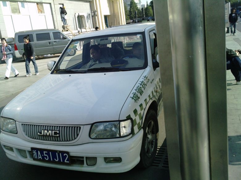 三墩城管真牛X,当街殴打老人和妇女