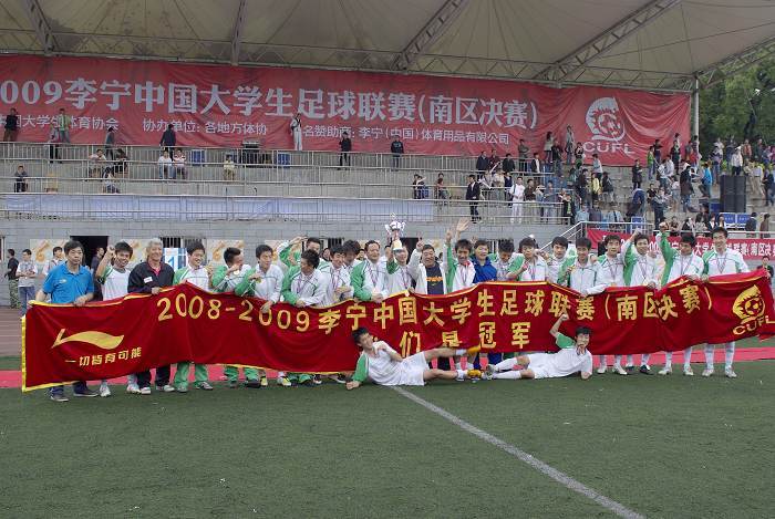 中国大学生足球联赛上最动人的足球教练-体育