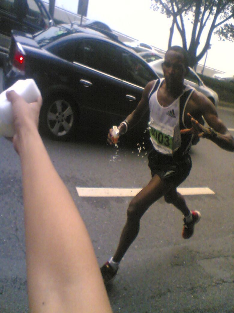 2099杭州国际马拉松 32.5公里饮水站志愿者拍