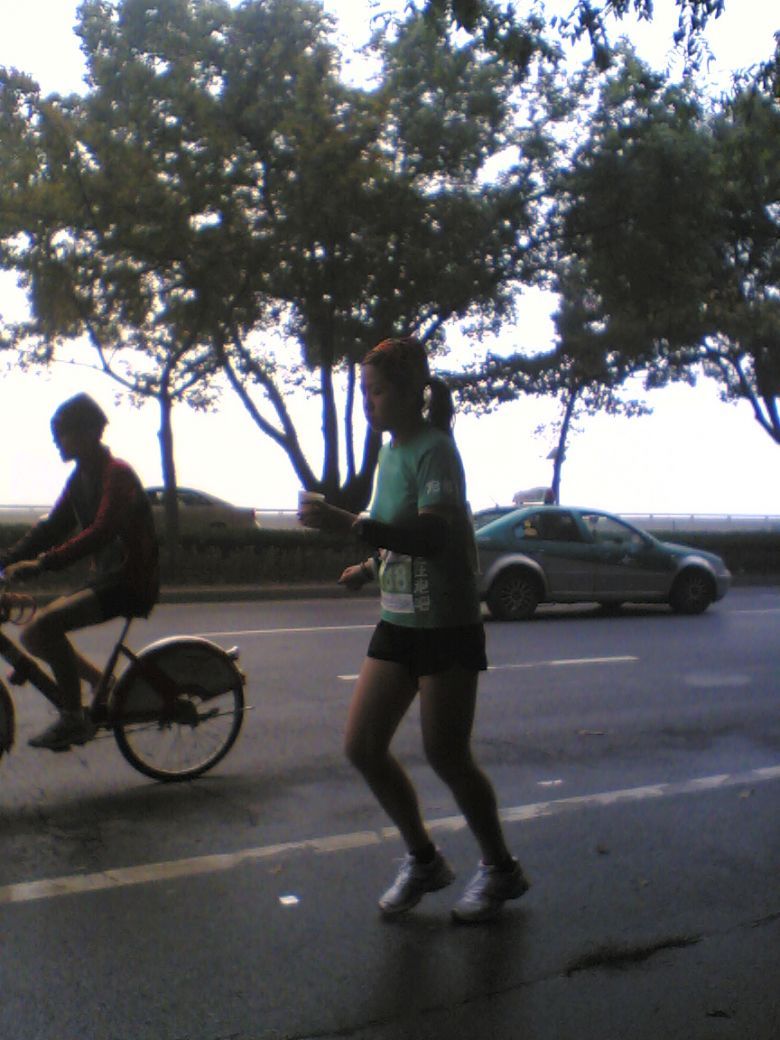 2099杭州国际马拉松 32.5公里饮水站志愿者拍