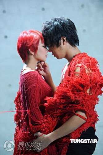 温岚新歌张震岳跨刀 MV与男主角浴缸痴缠(转