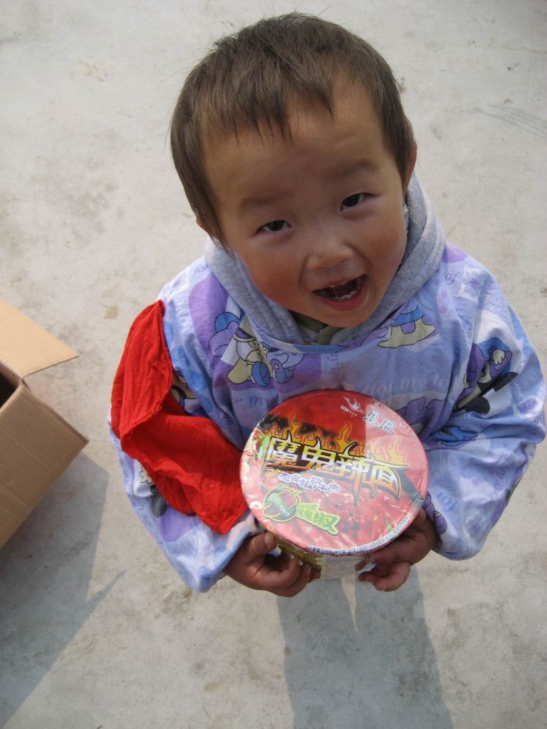 小男孩爱上了思圆魔鬼辣面-美食俱乐部-杭州1