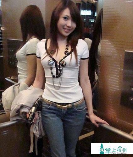 高中长腿MM在练歌房里的超大胆自拍-养眼搞笑