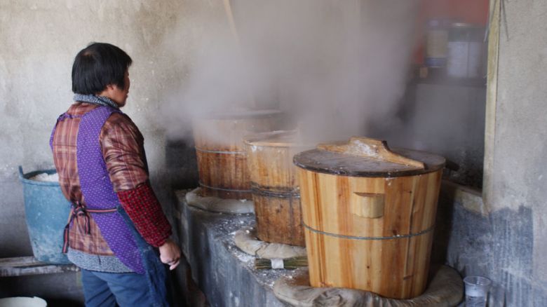 老家过年打年糕.不知道多少人见过.呵呵-边走边