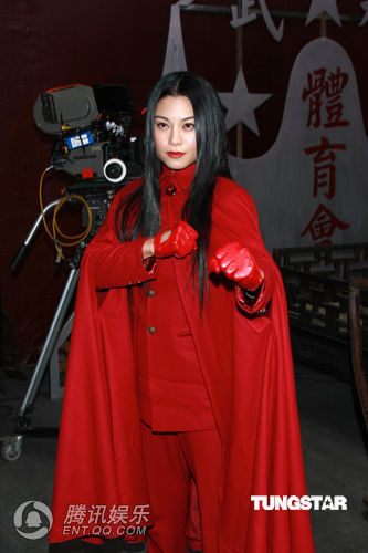 廖碧儿红衣厉鬼午夜吓人 黄奕拒谈婚讯不澄清