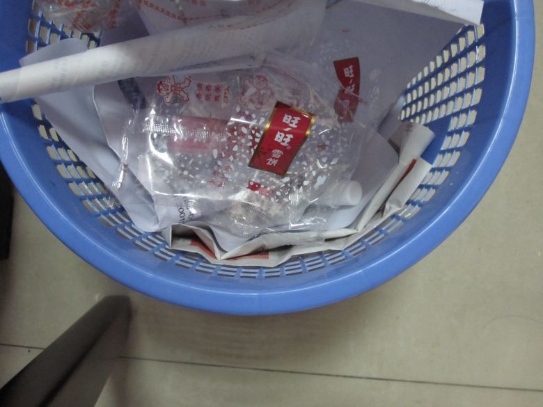 下午吃旺旺雪饼居然吃到蜘蛛网状的东西,大家