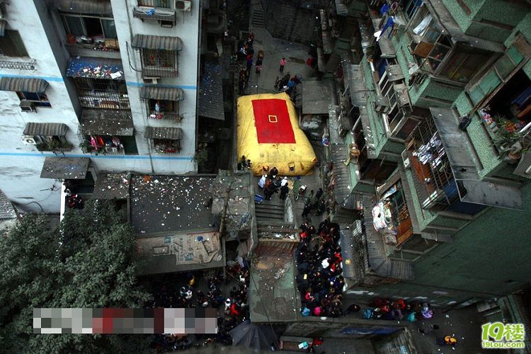 有图有真相:重庆男子避开救生气垫跳楼亡-转贴