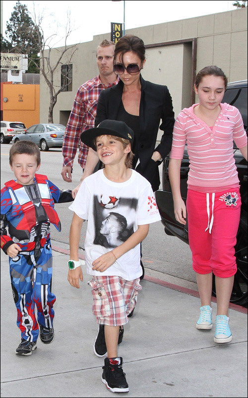 子变身变形金刚 大儿子随维多利亚 不苟言笑 (高